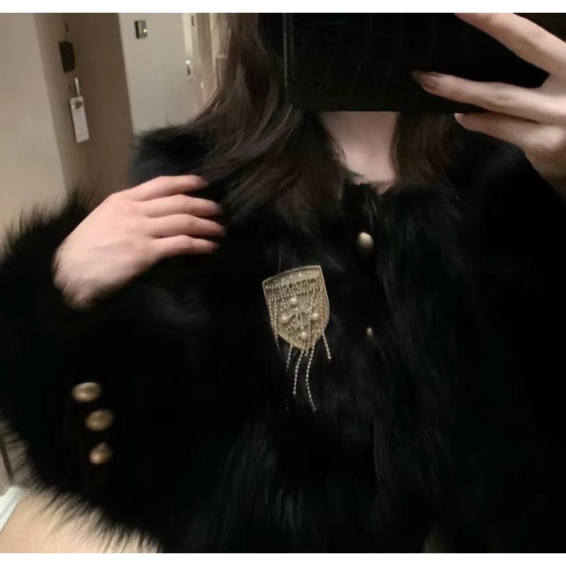 Cài áo hiệu - tag cài áo đá xinh