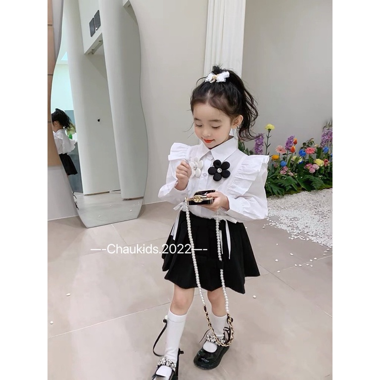 Sét váy cho bé gái, set áo sơ mi trắng tay bèo gắn 2 hoa thật trước ngực kèm chân váy xếp ly( có lớp lót) cho bé