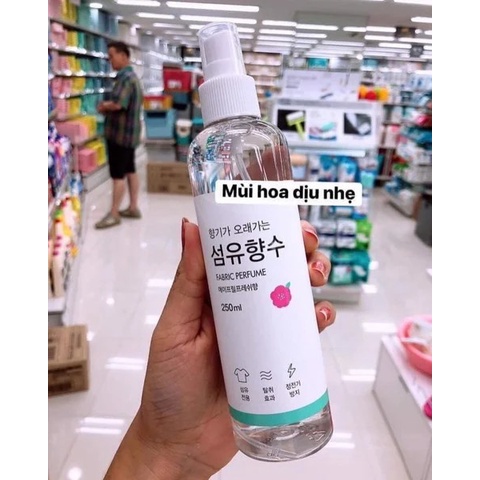 Xịt thơm khử mùi quần áo Fabric Perfume Hàn Quốc 250ml, lưu hương suốt cả ngày | TM055