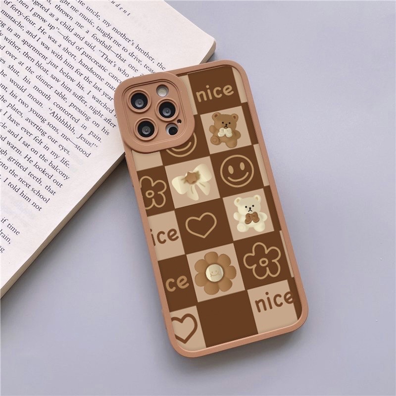Ốp lưng iphone đẹp Trend cạnh vuông viền nổi lỗ Gấu hoa BVC