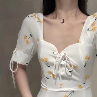 Cô gái ngắn tay áo đầm
