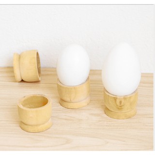 Chum nhỏ ăn trứng vịt lộn bằng gỗ