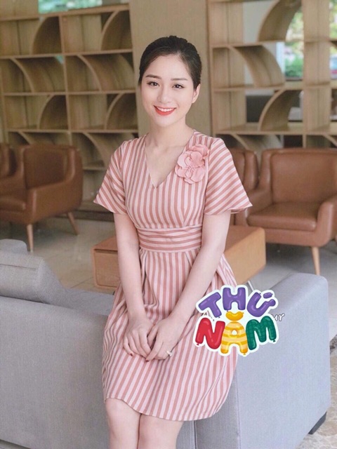 Váy kẻ cổ v | BigBuy360 - bigbuy360.vn