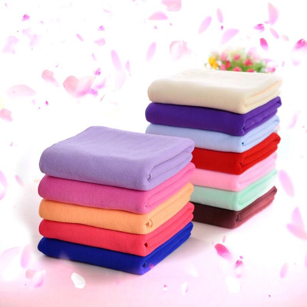 Khăn tắm bằng vải sợi nhỏ, dày, mềm mịn, nhanh khô, thấm hút tốt.