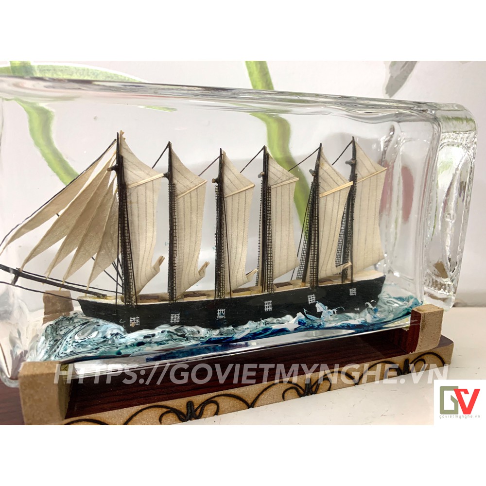 Mô hình thuyền gỗ trong chai thủy tinh kèm tiểu cảnh sóng biển - Dài 25cm