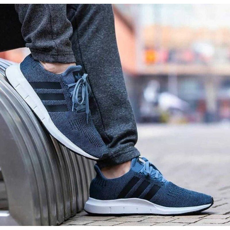 Giày Thể Thao Adidas Swift Run Màu Đen Cá Tính