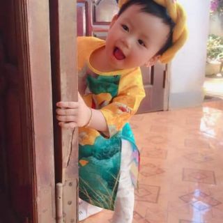 Áo dài hình hoa sen cho bé