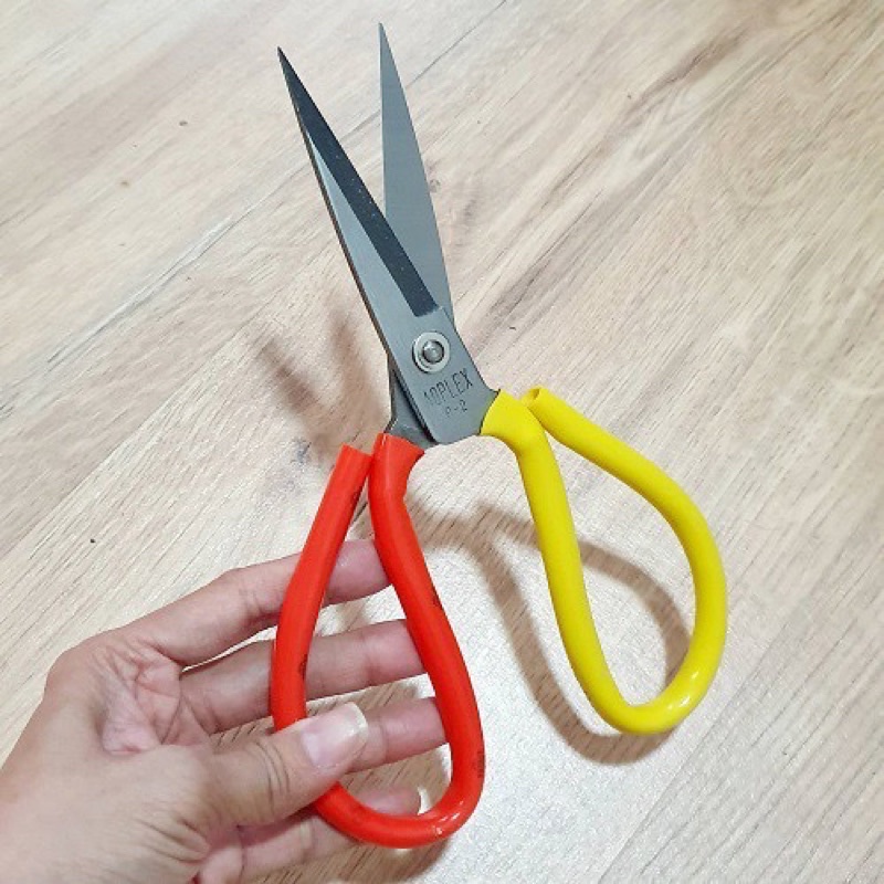 Kéo cắt  gà đa năng với chất liệu thép sắc bén, cứng cáp Kéo thép 2 màu là đồ dùng nhà bếp tiện lợi cho chị em phụ nữ