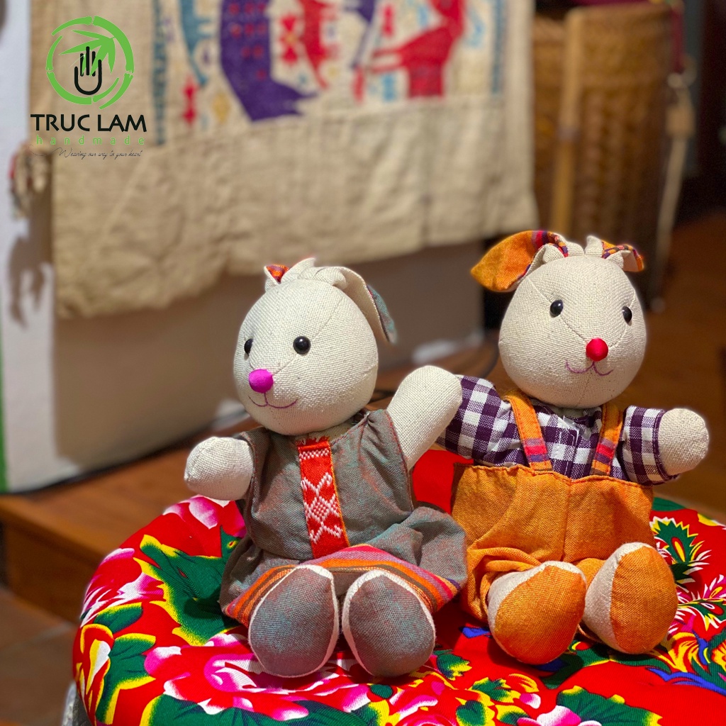 Combo Đôi Bạn Thỏ Nhồi Bông Mặc Trang Phục Vải Dệt Tay Thổ Cẩm Thái Mai Châu Size Lớn – Trúc Lâm Handmade