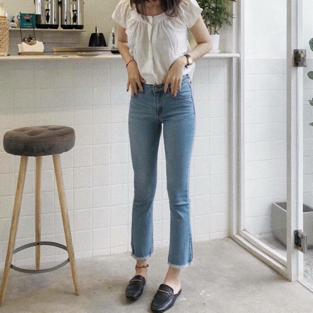 Quần jeans ống loe màu xanh sáng dáng lửng