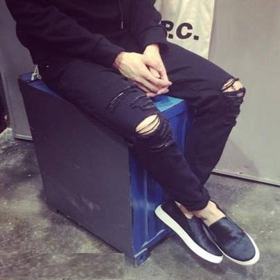 jeans đen phun rách kiểu
