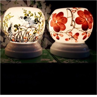 Combo 1 đèn xông tinh dầu size bé + 3 tinh dầu ( chọn mùi) tặng kèm 1 bóng dự phòng