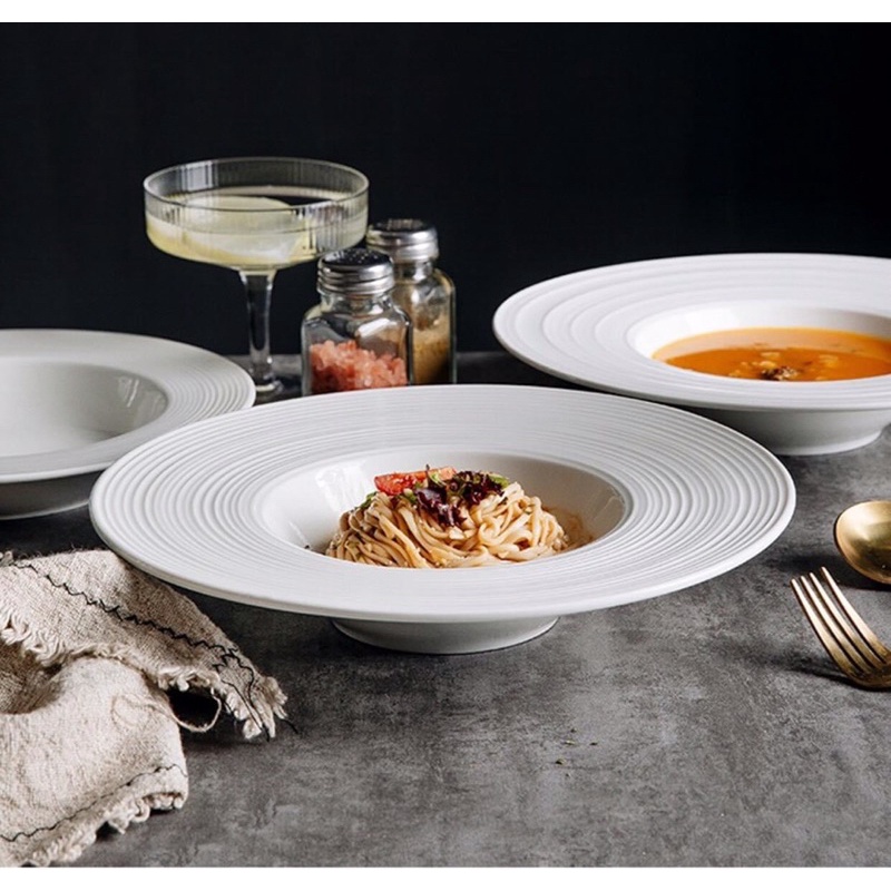 Đĩa mỳ ý trắng vân sóng phong cách nhà hàng phương tây