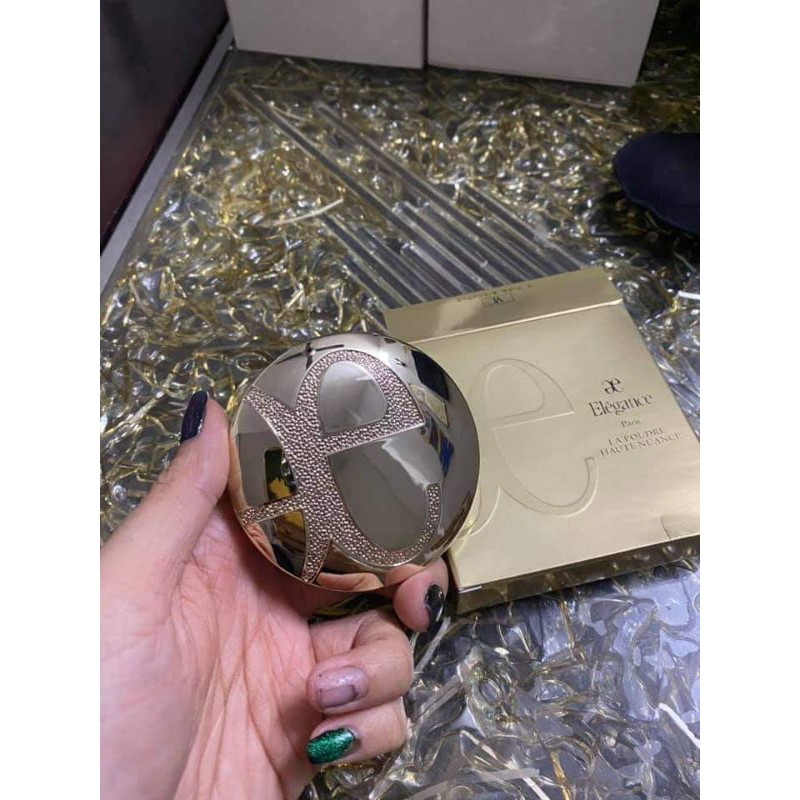 Phấn phủ Elégance La Poudre Haute Nuance vô cùng đắt đỏ