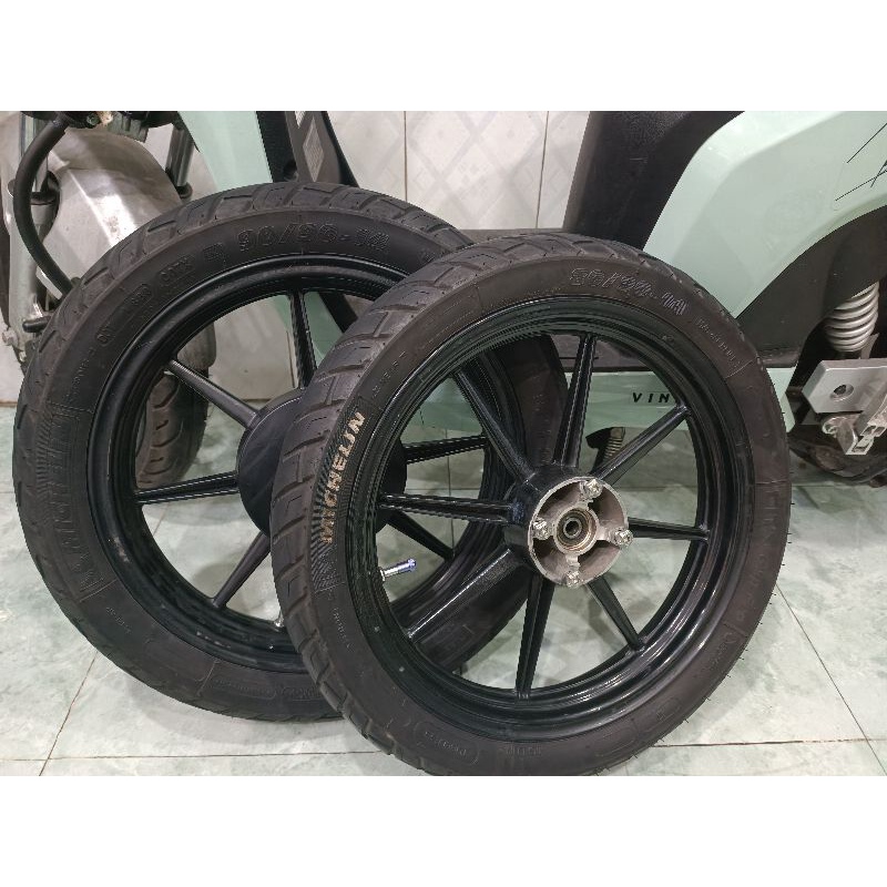 Mâm Vario RCB 8 Cây Đen Bóng luôn vỏ Michelin City Pro