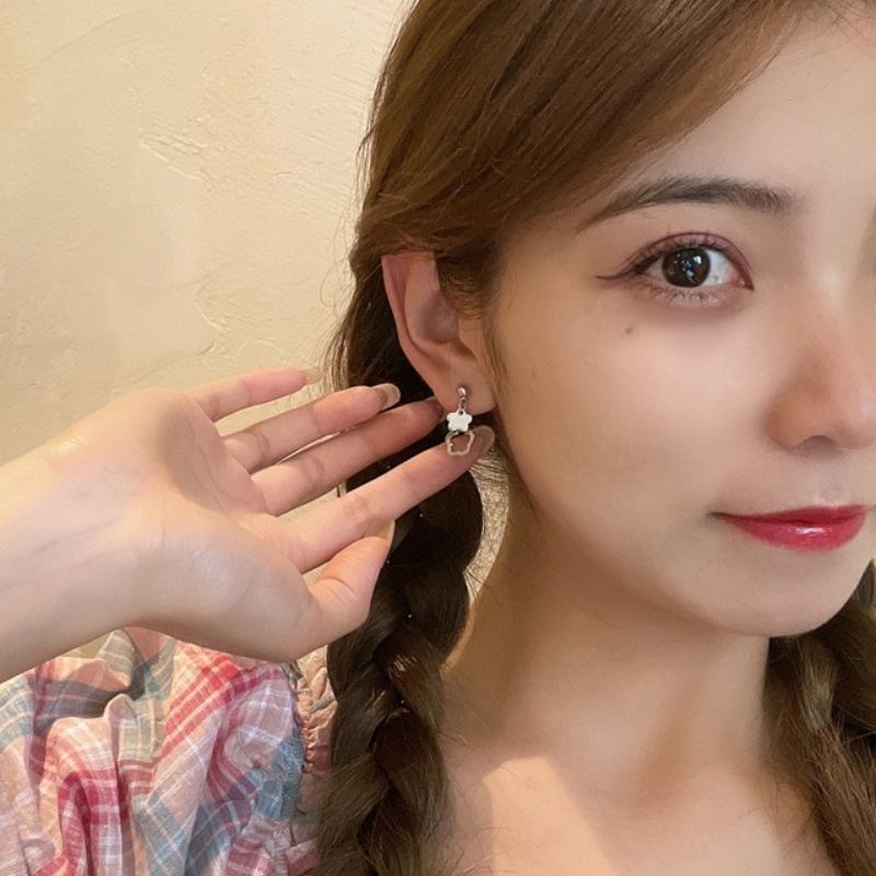 Bông Tai Hình Hoa Nhỏ Dáng Ngắn Màu Bạc Xinh Xắn Thời Trang Cho Nữ