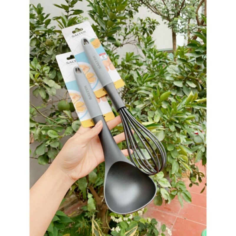 Bộ 2 dụng cụ nhà bếp (đồ khuấy và đồ múc) chịu nhiệt tốt hãng Salter