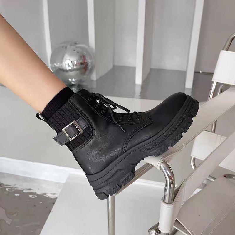 Giày bốt chun cổ khóa cạnh khuy đai đen kem - 3P