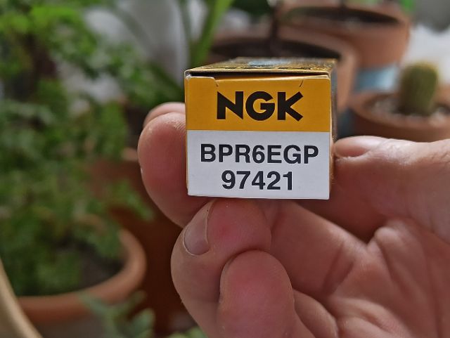 Bugi dành cho các dòng xe 2 thì NGK G-Power - BPR6EGP Platinum bạch kim ren 14mm chân dài