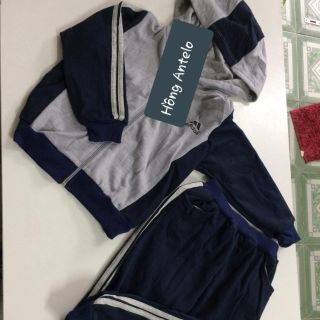 Bộ adidas xuất dư kid. Chất nỉ da cá dầy dặn lên phom sang lắm.
Dành cho bé từ 10kg đến 25kg
Price 99k
