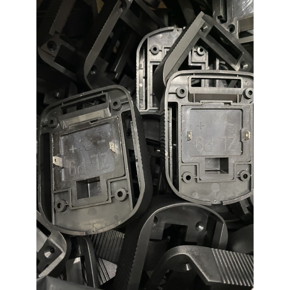 Đế đúc 3 chân pin Makita 14.4V - 18V nhựa siêu cứng .