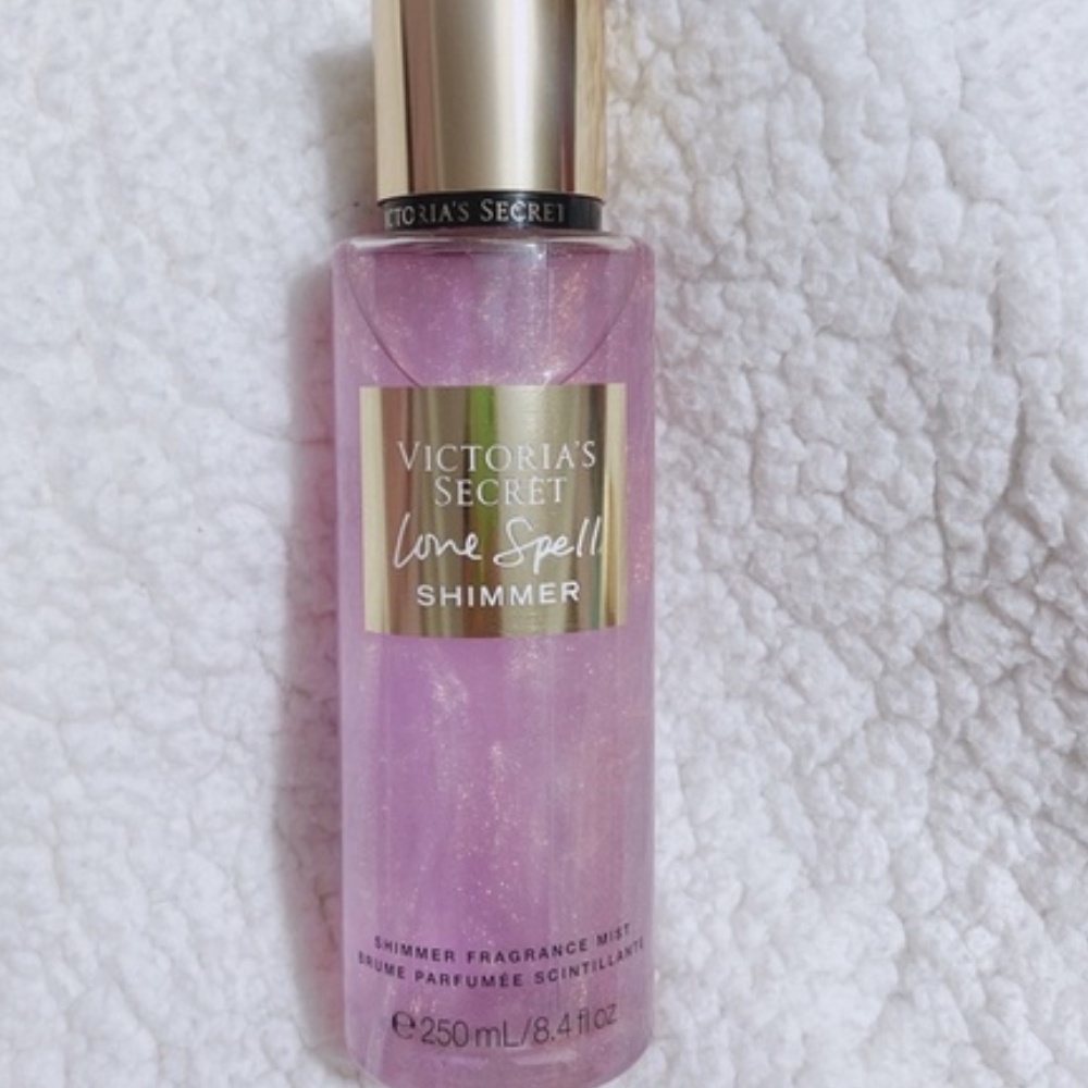 Xịt thơm toàn thân kim tuyến lấp lánh Love Spell Shimmer – Victoria’s Secret Fragrance Mist Chai 250ml