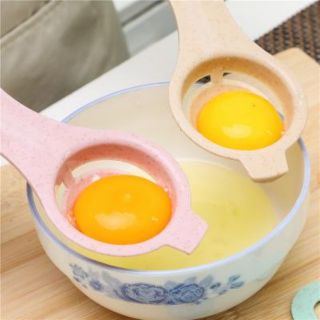 Dụng cụ tách lòng trắng trứng làm từ thân cây lúa mạch