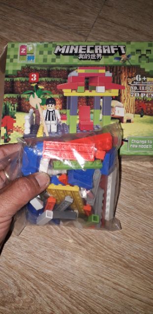 Lắp ráp 1 hộp LegoMineCraft 1810 có nhiều chi tiết bằng nhựa ABS