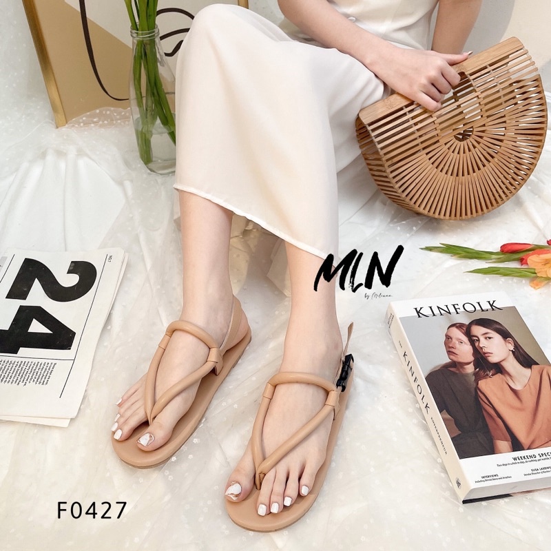 GIÀY SANDAL NỮ ĐẾ BỆT QUAI TRÒN KẸP CHỮ V HẬU KHÓA BẤM T94 F0427