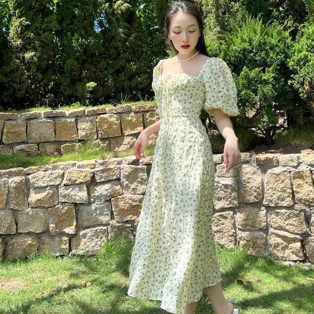 KIOBI – Đầm Chloris form midi ôm cúp ngực, tay phồng ngắn cổ điển, tùng xẻ, lưng thun, vải cotton hoa nhí - KID224169HN