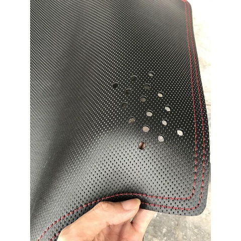 Thảm taplo xe MG5 chất liệu da carbon màu đen cao cấp chống nắng nóng hiệu quả