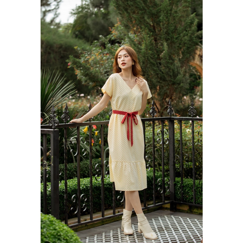 Đầm chấm bi vạt bèo, tay liền, cổ V, đũi cotton