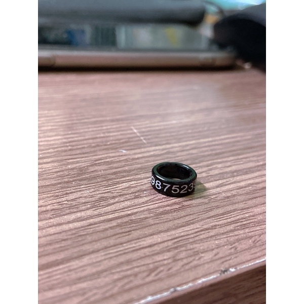 Nhẫn màu đeo chân chim vẹt