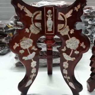 Chò cẩn ốc xà cừ bằng gỗ ba chân đặt đĩa trái cây thờ cúng