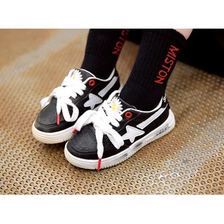 Sneaker hoa cúc đế dính bẩn cho bé gái