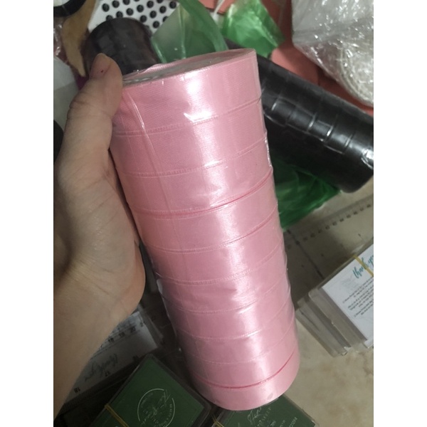 nơ thắt sẵn màu đen như ảnh chỉ 1000₫/ cái, nơ thắt sẵn trên túi nv ạ