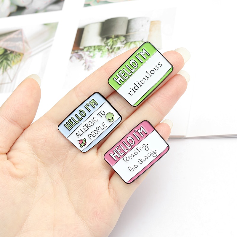 Ghim cài áo họa tiết hoạt hình có 4 mẫu độc đáo