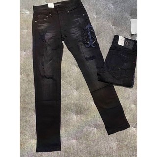 Quần bò nam đen thêu vương niêm ống côn phong cách trẻ.