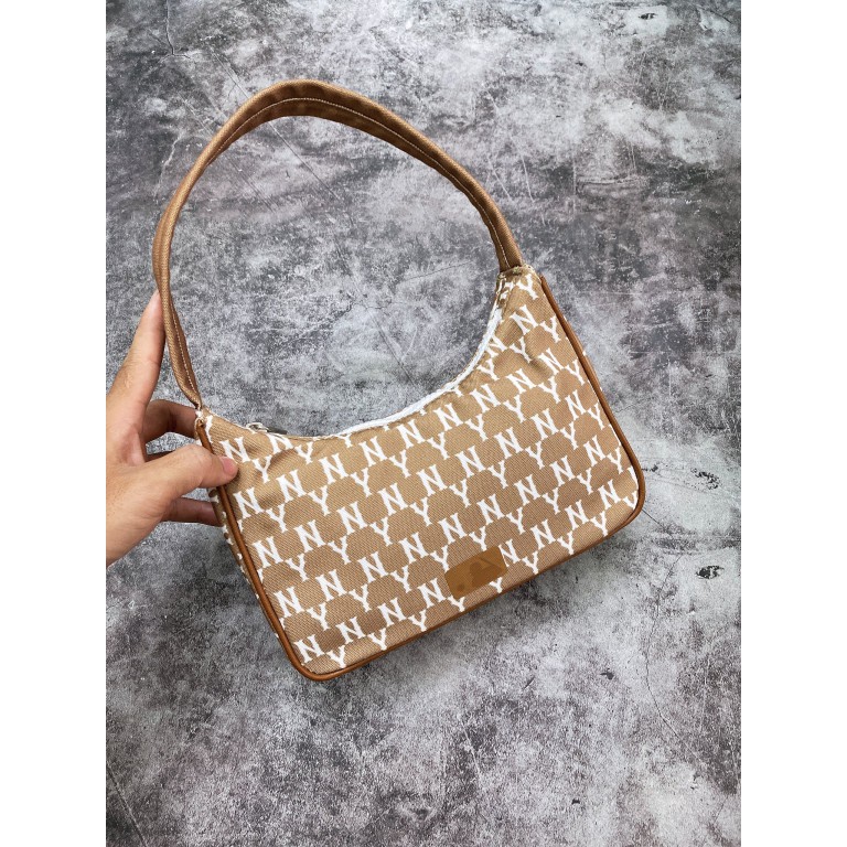 (HÀNG XUẤT XỊN) Túi xách B224 MONOGRAM JACQUARD HOBO BAG BROWN  Kích thước: 22 cm x 6 cm x 17 cm Made in Viet//nam