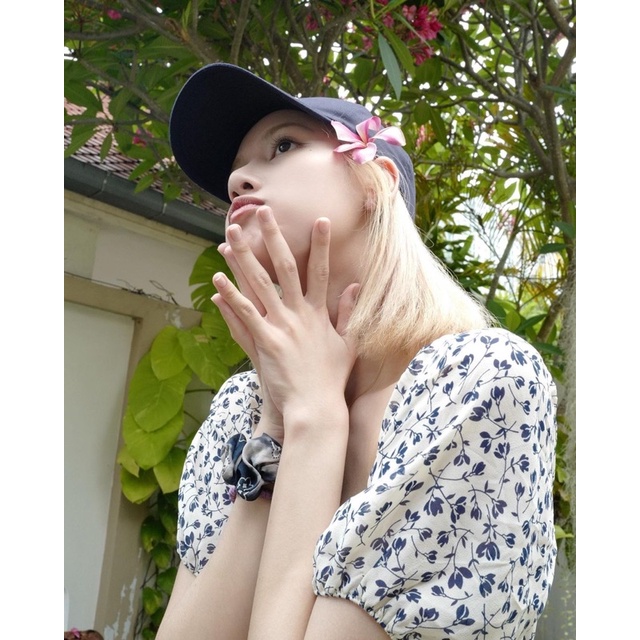 Đầm hoa nhí xanh dáng dài giống Lisa BLACKPINK