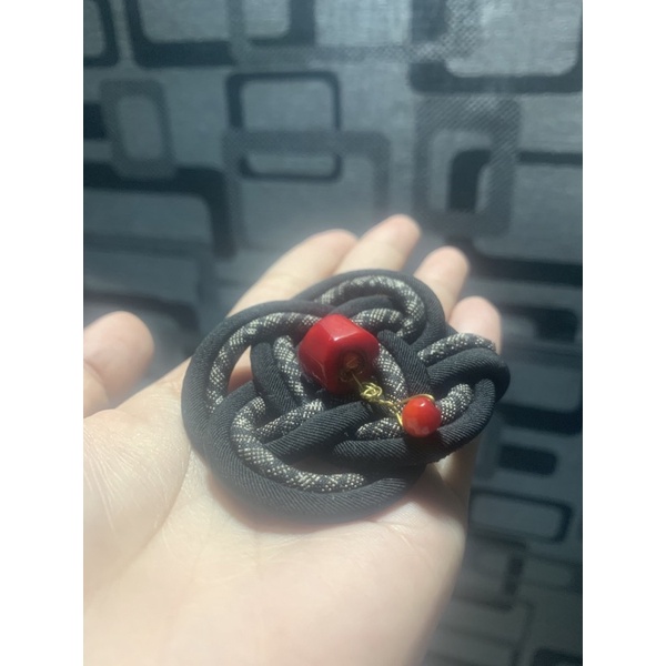 Cài áo vải phối hạt San hờ ô đỏ siêu bóng đẹp và to Ms:970