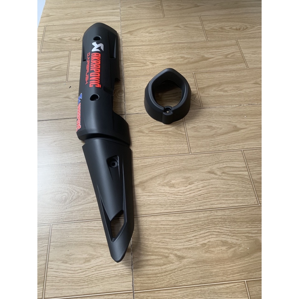 Ốp pô và chụp đích pô xe exciter 150 màu den nhám mẫu zin chữ akaporic