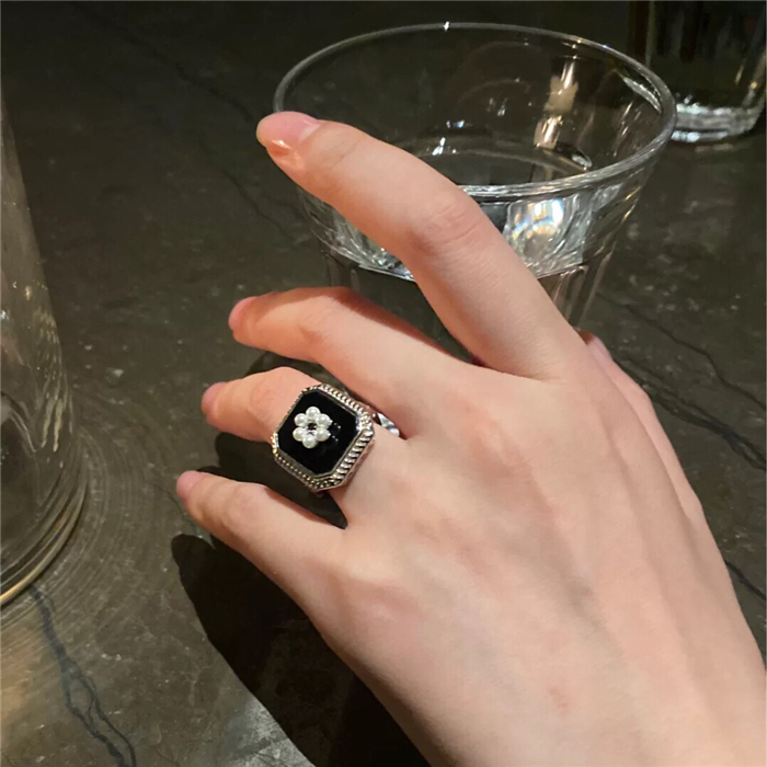 Nhẫn màu đen đính ngọc trai nhân tạo họa hình hoa độc đáo