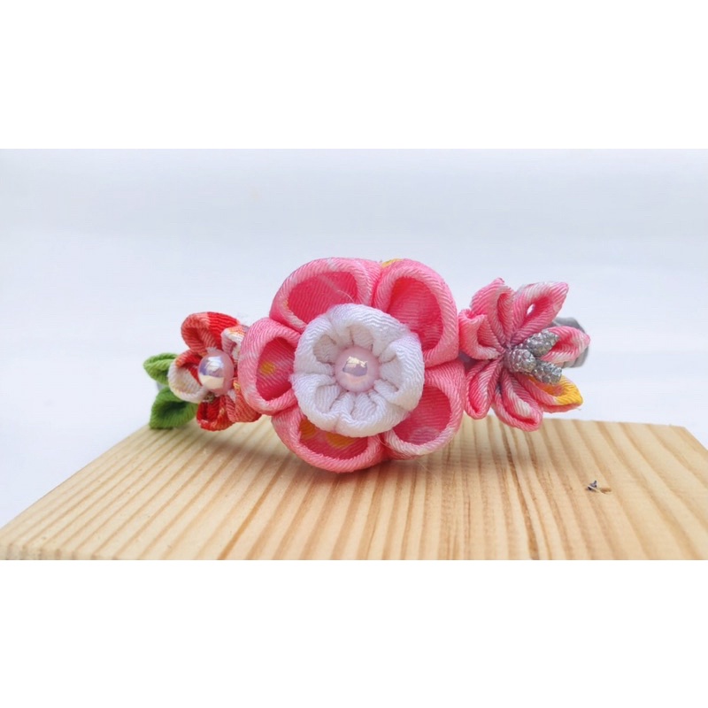 Cài tóc Kanzashi cho bé gái