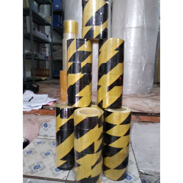 Băng dính vàng đen dán sàn, cảnh báo, hàng dày dặn, dài 33m