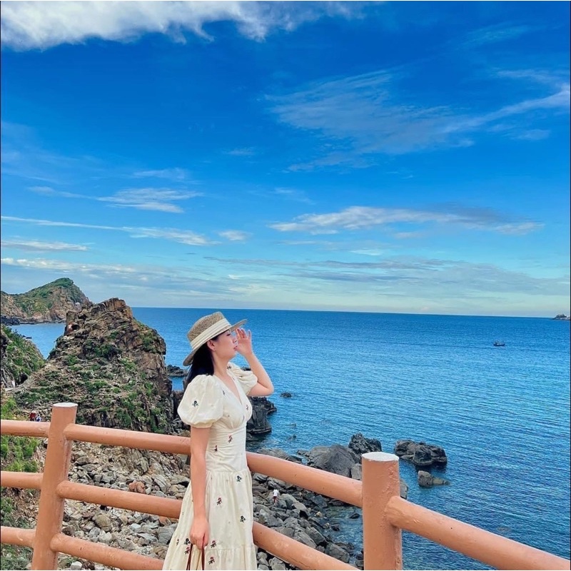 Váy trắng thêu hoa