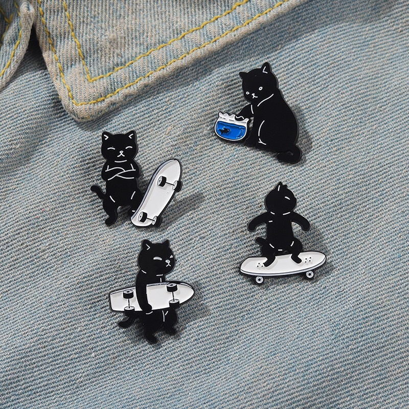 Ghim Pin cài áo hình mèo trượt ván