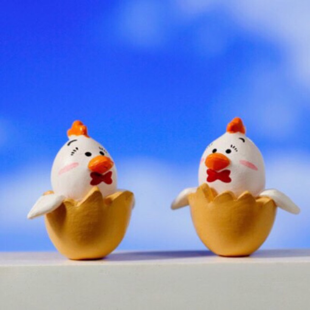 Tiểu cảnh gà con mới nở.