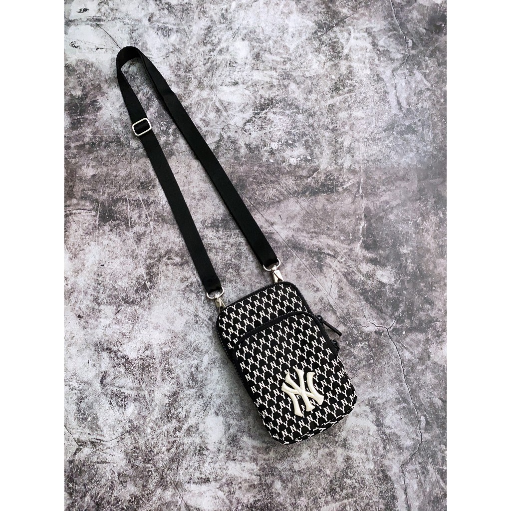 (HÀNG XUẤT XỊN) Túi đeo chéo đen B226 M//L//B N//Y MONOGRAM MINI CROSS BAG BLACK Kích thước: 11.5 cm x 2 cm x 18 cm