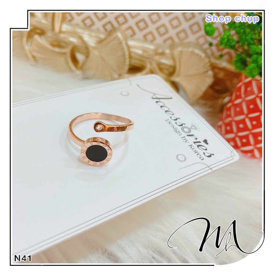 Nhẫn nữ Titan freesize mặt số La Mã xà cừ đen - Măng’s House N41